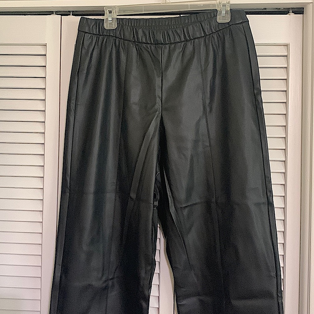 Susan Graver black pleather cropped pants Med.